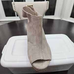 Kenneth Cole gray sandals